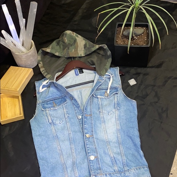 •H&M | DIVIDED• (Denim Jacket) - Picture 2 of 5